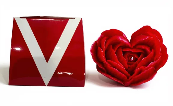 Rose-shaped scented candle